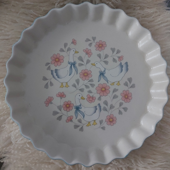 RARE Vintage 1980's Stoneware Pie Plate.  Goose Pattern DISCOUNTED SHIPPING - Picture 1 of 5